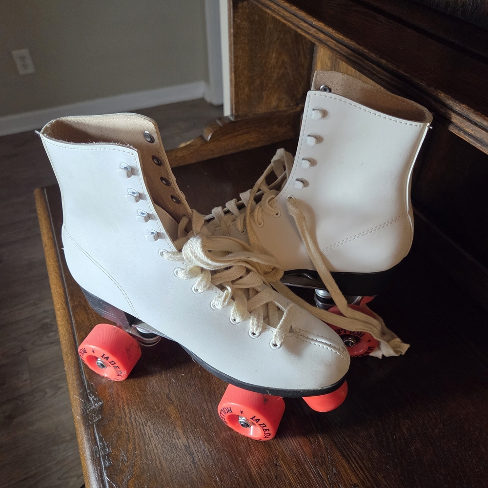 Classic White Roller Skates with Red Wheels - Picture 15 of 16